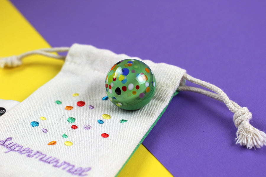 Murmel aus Muranoglas „Supermurmel“ (Grün mit Konfetti-Steinchen)